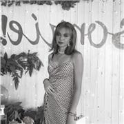 Profesora imparte clases a niños de primaria